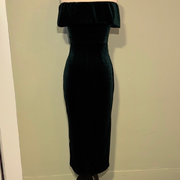 Elegant Off-Shoulder Green Velvet Dress - Picture 3 of 8